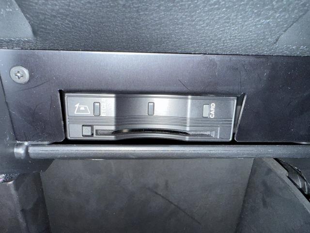 ジープ・レネゲード リミテッド　後期型　ＣａｒＰｌａｙ　ＬＥＤヘッドライト　黒革シート　レーダークルーズ　電子パーキング　クリアランスソナー　シートヒーター　ステアリングヒーター　　社外１７ＡＷ　１７インチ純正アルミ／サマータイヤ付（27枚目）