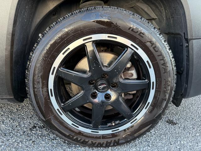 ジープ・レネゲード リミテッド　後期型　ＣａｒＰｌａｙ　ＬＥＤヘッドライト　黒革シート　レーダークルーズ　電子パーキング　クリアランスソナー　シートヒーター　ステアリングヒーター　　社外１７ＡＷ　１７インチ純正アルミ／サマータイヤ付（29枚目）