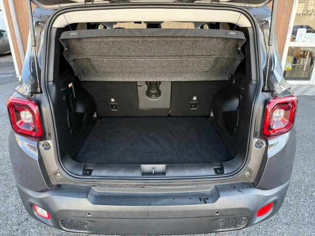 ジープ・レネゲード リミテッド　後期型　ＣａｒＰｌａｙ　ＬＥＤヘッドライト　黒革シート　レーダークルーズ　電子パーキング　クリアランスソナー　シートヒーター　ステアリングヒーター　　社外１７ＡＷ　１７インチ純正アルミ／サマータイヤ付（31枚目）