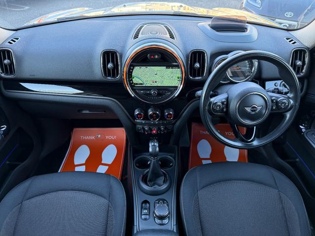 ＭＩＮＩ クーパーＤ　クロスオーバー　ＬＥＤヘッドライト＆ＬＥＤフォグランプ　ＡＣＣ　アンビエントライト　ヘッドアップディスプレイ　純正ナビ　パークディスタンスコントロール　バックカメラ　パワーバックドア　ブラック１８インチＡＷ（12枚目）