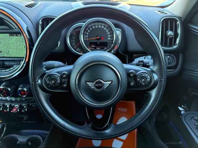 ＭＩＮＩ クーパーＤ　クロスオーバー　ＬＥＤヘッドライト＆ＬＥＤフォグランプ　ＡＣＣ　アンビエントライト　ヘッドアップディスプレイ　純正ナビ　パークディスタンスコントロール　バックカメラ　パワーバックドア　ブラック１８インチＡＷ（13枚目）