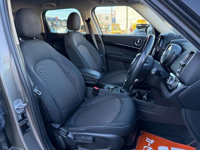 ＭＩＮＩ クーパーＤ　クロスオーバー　ＬＥＤヘッドライト＆ＬＥＤフォグランプ　ＡＣＣ　アンビエントライト　ヘッドアップディスプレイ　純正ナビ　パークディスタンスコントロール　バックカメラ　パワーバックドア　ブラック１８インチＡＷ（14枚目）