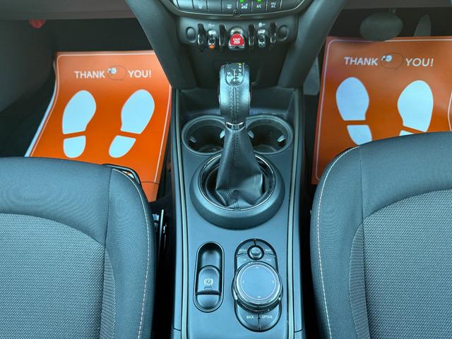 ＭＩＮＩ クーパーＤ　クロスオーバー　ＬＥＤヘッドライト＆ＬＥＤフォグランプ　ＡＣＣ　アンビエントライト　ヘッドアップディスプレイ　純正ナビ　パークディスタンスコントロール　バックカメラ　パワーバックドア　ブラック１８インチＡＷ（19枚目）