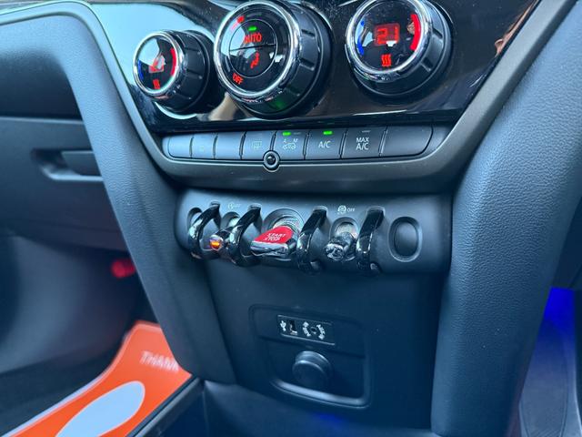 ＭＩＮＩ クーパーＤ　クロスオーバー　ＬＥＤヘッドライト＆ＬＥＤフォグランプ　ＡＣＣ　アンビエントライト　ヘッドアップディスプレイ　純正ナビ　パークディスタンスコントロール　バックカメラ　パワーバックドア　ブラック１８インチＡＷ（22枚目）