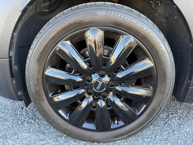 ＭＩＮＩ クーパーＤ　クロスオーバー　ＬＥＤヘッドライト＆ＬＥＤフォグランプ　ＡＣＣ　アンビエントライト　ヘッドアップディスプレイ　純正ナビ　パークディスタンスコントロール　バックカメラ　パワーバックドア　ブラック１８インチＡＷ（25枚目）