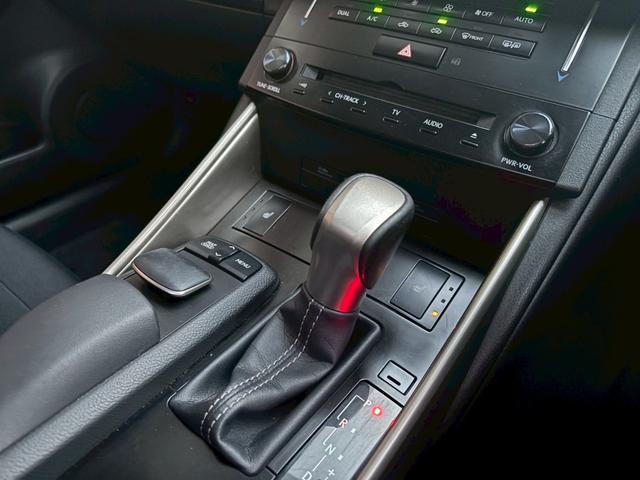 IS IS300h ETC サンルーフ クルーズコントロール シートヒーター パワーシート ハーフレザーシート レクサス純正ナビ Bluetoothオーディオ CD/DVD フルセグTV LEDヘッドライト(5枚目)