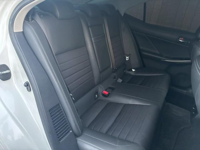 IS IS300h ETC サンルーフ クルーズコントロール シートヒーター パワーシート ハーフレザーシート レクサス純正ナビ Bluetoothオーディオ CD/DVD フルセグTV LEDヘッドライト(17枚目)