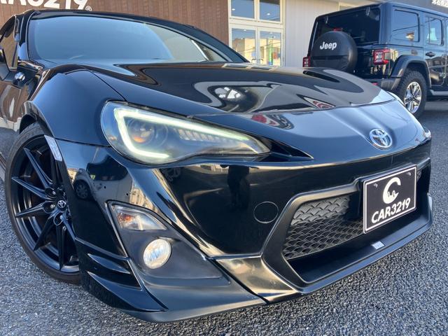 ８６ ＧＴ　ＴＲＤフルエアロ　６速ＭＴ　ＧＴウイング　社外ヘッドライト＆テール　社外マフラー　車高調ローダウン　スピンターンノブ　スマートキー＆プッシュスタート　１８インチＡＷ（3枚目）