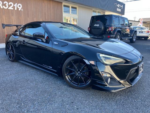 ８６ ＧＴ　ＴＲＤフルエアロ　６速ＭＴ　ＧＴウイング　社外ヘッドライト＆テール　社外マフラー　車高調ローダウン　スピンターンノブ　スマートキー＆プッシュスタート　１８インチＡＷ（9枚目）