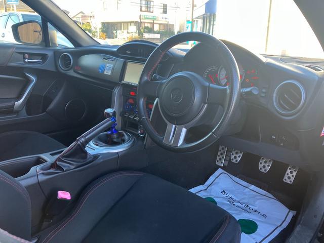 ８６ ＧＴ　ＴＲＤフルエアロ　６速ＭＴ　ＧＴウイング　社外ヘッドライト＆テール　社外マフラー　車高調ローダウン　スピンターンノブ　スマートキー＆プッシュスタート　１８インチＡＷ（17枚目）