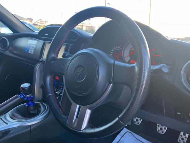 ８６ ＧＴ　ＴＲＤフルエアロ　６速ＭＴ　ＧＴウイング　社外ヘッドライト＆テール　社外マフラー　車高調ローダウン　スピンターンノブ　スマートキー＆プッシュスタート　１８インチＡＷ（18枚目）