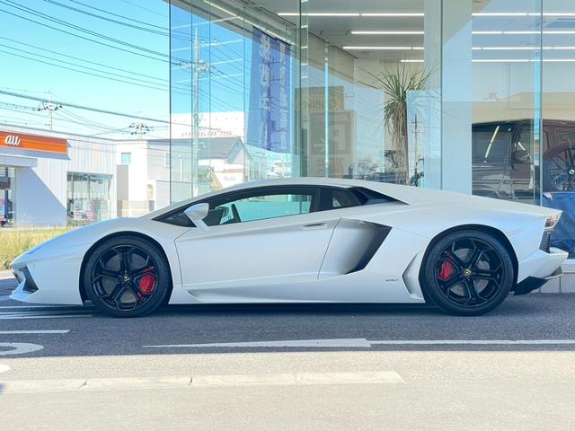 アヴェンタドール ＬＰ７００－４　ブランディングパッケージ　エンジンガラスフード　フロントリフター　パワークラフト可変マフラー　Ｓｅｎｓｏｎｕｍサウンド　レッドレザーインテリア　有償マッドホワイト（4枚目）