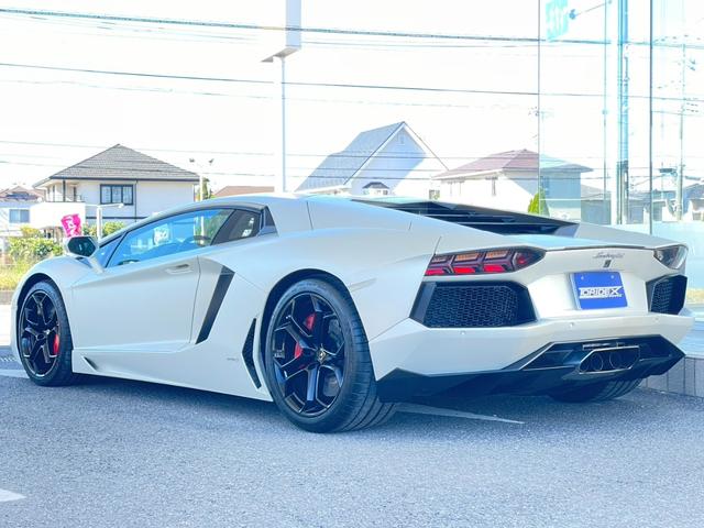 アヴェンタドール ＬＰ７００－４　ブランディングパッケージ　エンジンガラスフード　フロントリフター　パワークラフト可変マフラー　Ｓｅｎｓｏｎｕｍサウンド　レッドレザーインテリア　有償マッドホワイト（5枚目）