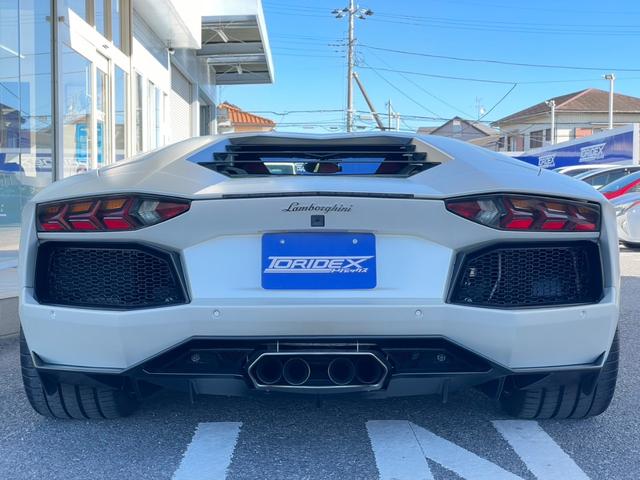 アヴェンタドール ＬＰ７００－４　ブランディングパッケージ　エンジンガラスフード　フロントリフター　パワークラフト可変マフラー　Ｓｅｎｓｏｎｕｍサウンド　レッドレザーインテリア　有償マッドホワイト（6枚目）