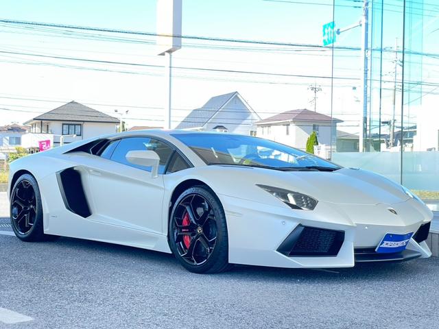 アヴェンタドール ＬＰ７００－４　ブランディングパッケージ　エンジンガラスフード　フロントリフター　パワークラフト可変マフラー　Ｓｅｎｓｏｎｕｍサウンド　レッドレザーインテリア　有償マッドホワイト（9枚目）