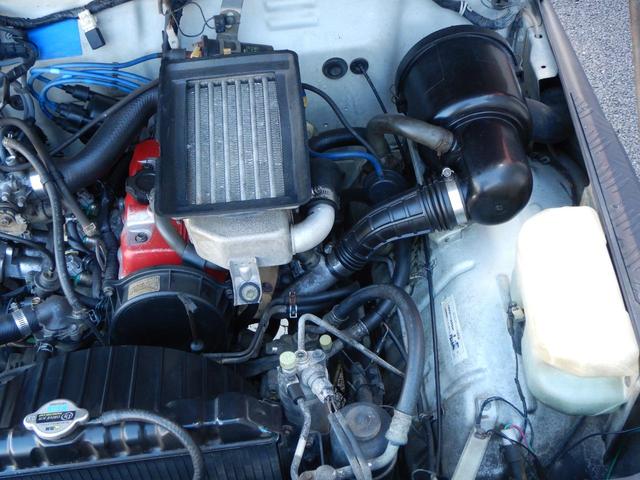 ジムニー ワイルドウインドリミテッド　オーバーフェンダー　モーターファーム・リフトアップ　モモステ　ラテラルロッド　５ＭＴ　オープンカントリィーＭ／Ｔタイヤ２２５　７５　Ｒ１６　アルミホイル　タンクガード　ＢＴ　インタークーラーターボ（68枚目）