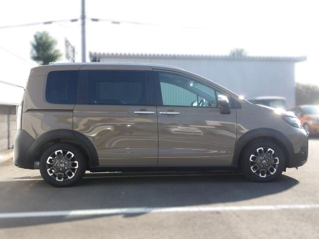 フリード e:HEVクロスター 元試乗車 純正8インチナビ フルセグTV BluetoothAudio バックカメラ 前席シートヒーター フルオートエアコン 電子制御パーキングブレーキ クロスター専用装備 純正15インチAW(4枚目)