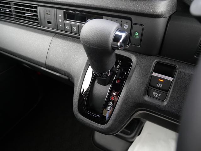 Ｎ－ＢＯＸカスタム ターボ　届出済未使用車　新品純正ディスプレイオーディオ　Ｂｌｕｅｔｏｏｔｈ　ＡｐｐｌｅＣａｒＰｌａｙ　Ｂカメラ　ＥＴＣ　前席シートヒーター　純正１５インチＡＷ　新品サンシェード内蔵大型ルーフコンソール（24枚目）