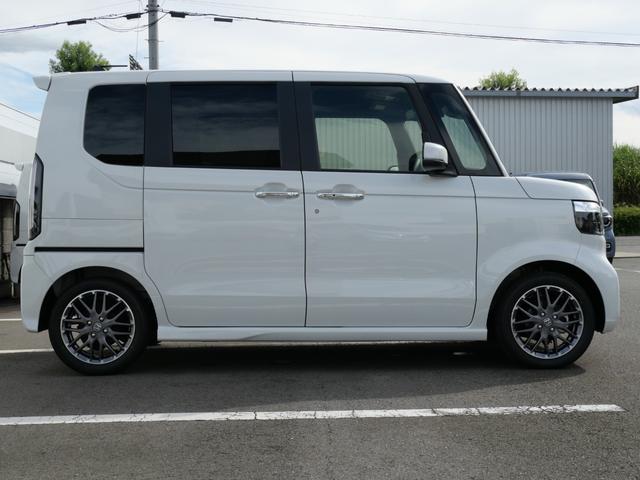 N-BOXカスタム ターボ 届出済未使用車 新品純正フロアマット ナビレス ホンダコネクト対応車 リア両側パワースライドドア 前席シートヒーター オートリトラミラー 本革巻きステアリングホイール 純正15インチアルミホイール(4枚目)