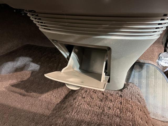 E ショコラティエ 純正ナビ 禁煙車 Bluetooth再生 スマートキー オートライト オートエアコン DVD再生 CD再生 地デジ 盗難防止装置 プライバシーガラス シートリフター トラクションコントロール(32枚目)