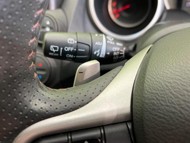 RS メーカーナビ バックカメラ HIDヘッドライト オートライト パドルシフト オートエアコン 純正16AW ETC 革巻きステアリング 地デジ DVD再生 電動格納ミラー プライバシーガラス(25枚目)