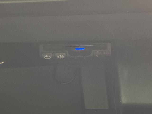 α 純正ディスプレイオーディオ 禁煙車 クルーズコントロール バックカメラ LEDヘッド Bluetooth再生 オートライト オートエアコン 革巻きステアリング 純正16AW ハーフレザーシート(6枚目)