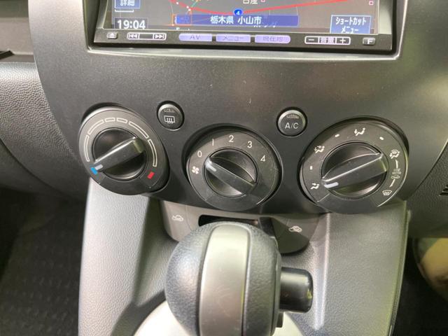 デミオ １３Ｃ　純正ナビ　禁煙車　Ｂｌｕｅｔｏｏｔｈ接続　オートライト　電動格納ミラー　キーレスエントリー　衝突安全ボディ　プライバシーガラス　盗難防止システム　ヘッドライトレベライザー　ＤＶＤ再生（6枚目）