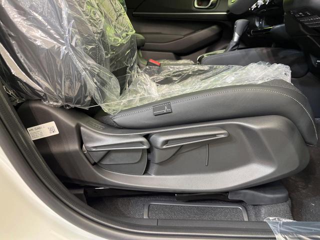 ヴェゼル ｅ：ＨＥＶ　Ｚ　登録済未使用車　純正９型ナビ　バックカメラ　ホンダセンシング　禁煙車　ＥＴＣ　Ｂｌｕｅｔｏｏｔｈ接続　シートヒーター　パワーバックドア　ハーフレザーシート　ＬＥＤヘッドライト　置くだけ充電（35枚目）