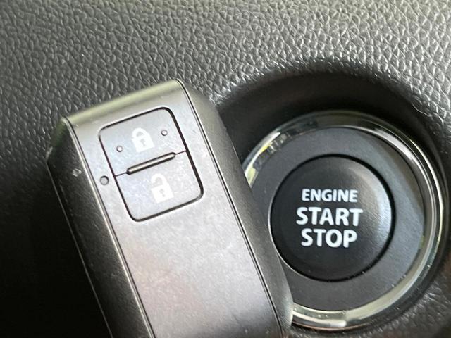 【キーレススタートシステム】カバンやポケットに入れたままでもドアの施錠・解錠が可能なスマートキーを装備。エンジンのオン・オフ時もカギを取り出す必要が無いからとっても便利です♪