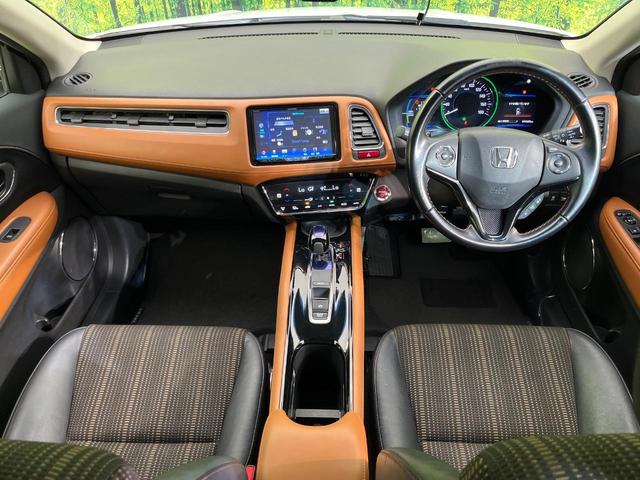 ヴェゼル ハイブリッドＺ　８型ナビ　バックカメラ　ＣＴＢＡ　禁煙車　前席シートヒーター　ドラレコ　ＬＥＤヘッド＆フォグ　ＥＴＣ　クルコン　オートライト　デュアルオートエアコン　純正１７インチＡＷ　Ｂｌｕｅｔｏｏｔｈ再生（2枚目）