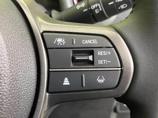 フリード ｅ：ＨＥＶクロスター　登録済未使用車　ホンダセンシング　アダプティブクルーズ　前席シートヒーター　クリアランスソナー　オートエアコン　オートライト　スマートキー　純正１６インチＡＷ　電動格納ミラー　プライバシーガラス（3枚目）