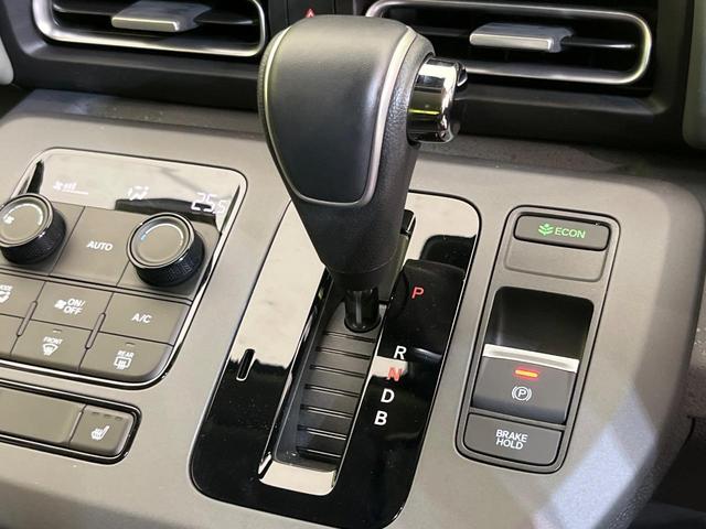 フリード ｅ：ＨＥＶクロスター　登録済未使用車　ホンダセンシング　アダプティブクルーズ　前席シートヒーター　クリアランスソナー　オートエアコン　オートライト　スマートキー　純正１６インチＡＷ　電動格納ミラー　プライバシーガラス（24枚目）