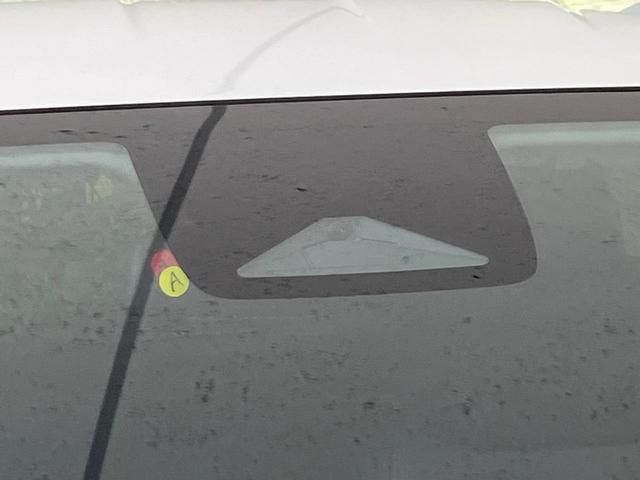 フリード ｅ：ＨＥＶクロスター　登録済未使用車　ホンダセンシング　アダプティブクルーズ　前席シートヒーター　クリアランスソナー　オートエアコン　オートライト　スマートキー　純正１６インチＡＷ　電動格納ミラー　プライバシーガラス（43枚目）