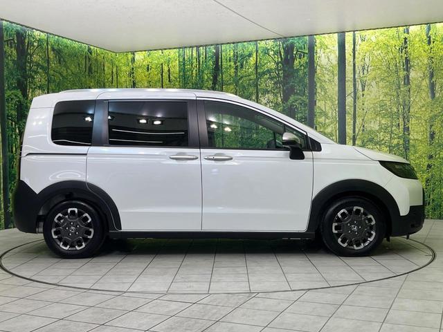 フリード ｅ：ＨＥＶクロスター　登録済未使用車　ホンダセンシング　アダプティブクルーズ　前席シートヒーター　クリアランスソナー　オートエアコン　オートライト　スマートキー　純正１６インチＡＷ　電動格納ミラー　プライバシーガラス（47枚目）