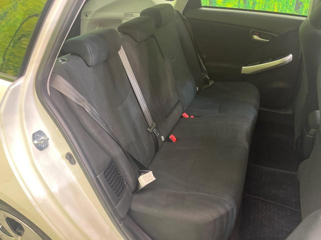 プリウス Ｓ　ＳＤナビ　バックカメラ　禁煙車　ＨＩＤヘッドライト　ＥＴＣ　オートエアコン　オートライト　スマートキー　電動格納ミラー　Ｂｌｕｅｔｏｏｔｈ再生　ＣＤ／ＤＶＤ再生　地デジ　プライバシーガラス（9枚目）