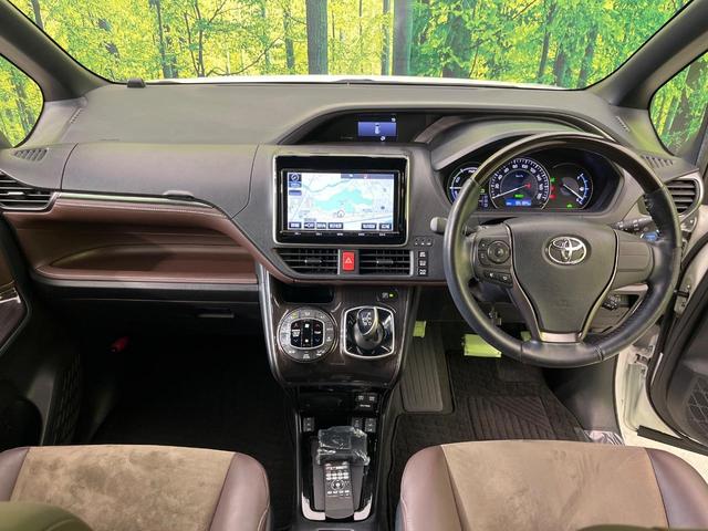 エスクァイア ハイブリッドＧｉ　プレミアムパッケージ　後席モニター　純正９型ナビ　バックカメラ　セーフティセンス　禁煙車　両側電動スライドドア　ハーフレザーシート　ステアリングヒーター　前席シートヒーター　ＬＥＤヘッド＆フォグ　ＥＴＣ　ドラレコ（2枚目）