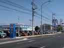 ズラッと並んだ展示車と大きな「N」の看板が目印です!
