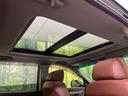 【サンルーフ】開放感たっぷりの希少装備、サンルーフが装着されています！車内に明かりを取り入れたり景色を楽しむ以外にも、車内の空気も簡単に換気できて快適です！