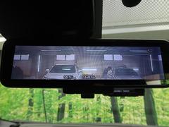 【インテリジェントルームミラー】後席の大きな荷物や同乗者で後方が確認しづらい時でも安心！カメラが撮影した車両後方の映像をルームミラー内に表示。クリアな視界で状況の確認が可能です！ 5