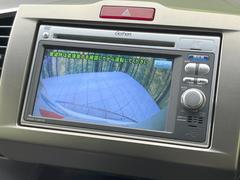 【バックカメラ】駐車時に後方がリアルタイム映像で確認できます。大型商業施設や立体駐車場での駐車時や、夜間のバック時に大活躍！運転スキルに関わらず、今や必須となった装備のひとつです！ 4