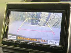 【バックカメラ】駐車時に後方がリアルタイム映像で確認できます。大型商業施設や立体駐車場での駐車時や、夜間のバック時に大活躍！運転スキルに関わらず、今や必須となった装備のひとつです！ 5