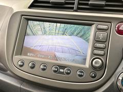 【バックカメラ】駐車時に後方がリアルタイム映像で確認できます。大型商業施設や立体駐車場での駐車時や、夜間のバック時に大活躍！運転スキルに関わらず、今や必須となった装備のひとつです！ 4