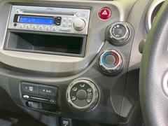 【オートエアコン】一度お好みの温度に設定すれば、車内の温度を検知し風量や温度を自動で調整。暑い…寒い…と何度もスイッチ操作をする必要はありません。快適な車内空間には必須の機能ですね♪ 5