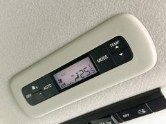 【リアオートエアコン】広い後部座席には必須の機能！風量や温度を自動で調整し前席と同様な車内環境にしてくれるリアオートエアコンを装備。夏の暑さも冬の寒さもストレスなく快適にお過ごしいただけます♪ 7