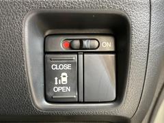 【パワースライドドア】スマートキーや運転席のスイッチでスライドドアの開閉が可能♪電動だから力を入れてドアを開ける必要が無く、小さいお子様でも、重い荷物を持っている時もラクに開け閉めできます♪ 4