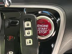 【Ｈｏｎｄａスマートキー】カバンやポケットに入れたままでもドアの施錠・解錠が可能なスマートキーを装備。エンジンのオン・オフ時もカギを取り出す必要が無いからとっても便利です♪ 6
