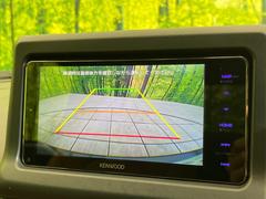 【バックカメラ】駐車時に後方がリアルタイム映像で確認できます。大型商業施設や立体駐車場での駐車時や、夜間のバック時に大活躍！運転スキルに関わらず、今や必須となった装備のひとつです！ 4