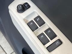 【電動格納ミラー】サイドミラーは電動格納式となっており、狭い駐車場でもキズがつくリスクを抑えられます。 6