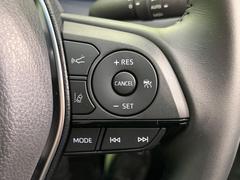 【トヨタセーフティセンス】走行中に前方の車両等を認識し、衝突しそうな時は警報とブレーキで衝突回避と被害軽減をアシスト。より安全にドライブをお楽しみいただけます。 5