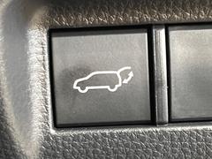 【パワーバックドア】スマートキーや運転席のボタンを押すだけでリアゲートが自動で開閉します！荷物を持っている時や、高い位置にあるバックドアを閉める際に便利な機能です♪ 6